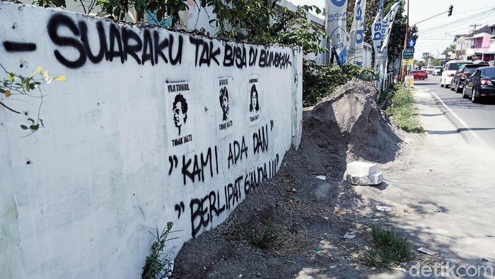 Mural-Grafiti Bernada Kritikan Muncul di Klaten, Ini Wujudnya Mural dan coretan di dinding yang bernada mengkritisi pemerintah bermunculan di Klaten, Jawa Tengah akhir-akhir. Begini wujudnya