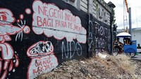 Ada juga yang bertuliskan Negeri indah bagi para pejabat, yang terletak di dinding pembatas rel barat stasiun kereta api Klaten yang ditambahi juga dengan kalimat berhias kantong uang dan Seekor tikus.  