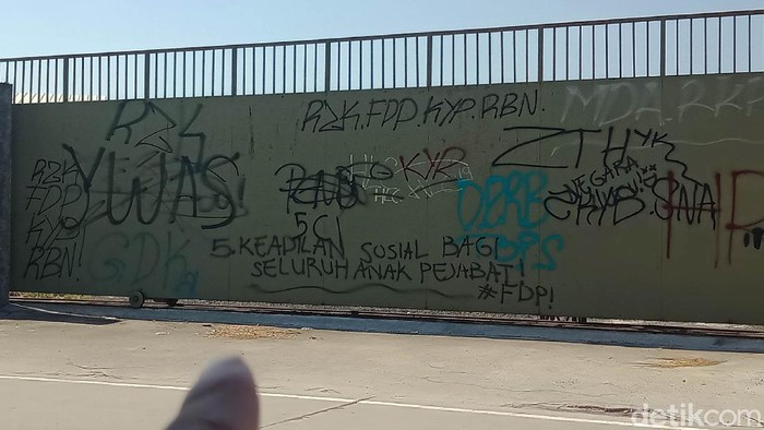 Mural-Grafiti Bernada Kritikan Muncul di Klaten, Ini Wujudnya Mural dan coretan di dinding yang bernada mengkritisi pemerintah bermunculan di Klaten, Jawa Tengah akhir-akhir. Begini wujudnya