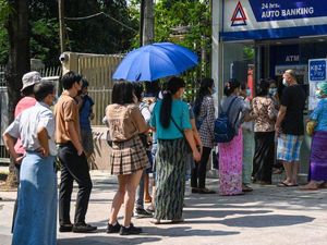Ekonomi Myanmar Modar: Warga Kelaparan-Tarik Tunai Dibatasi