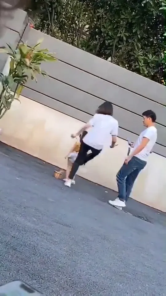 Ibu tendang anaknya demi dapat bayaran endorse