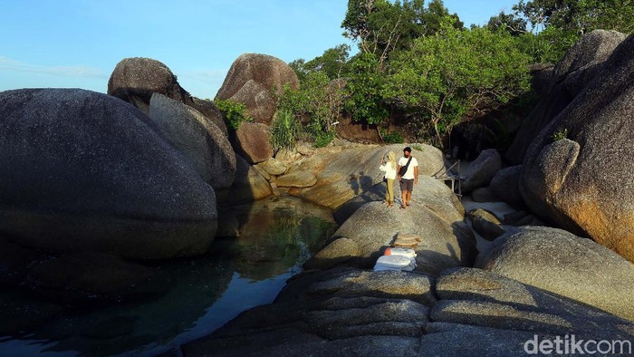 Nostalgia Laskar Pelangi di Pantai Tanjung Tinggi Rindu dengan suasana indah pantai di film laskar pelangi? Yuks, saat berkunjung ke Belitung, jangan lupa nostalgia ke Pantai Tanjung Tinggi.
Tempat pariwisata pantai di Belitung memang banyak yang menawarkan keindahan alam.
