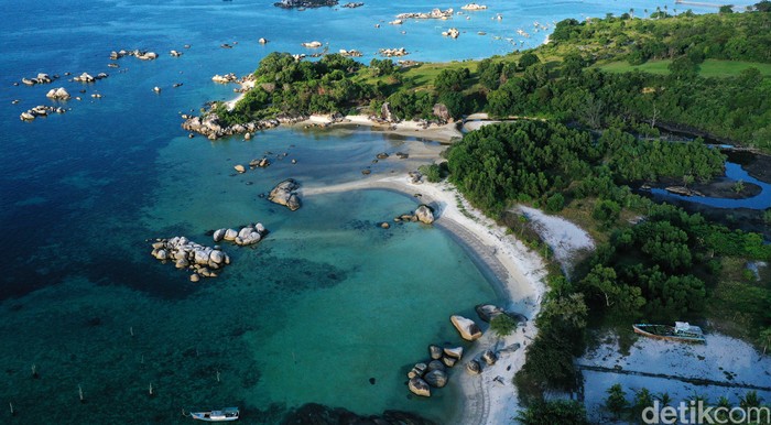 Rindu dengan suasana indah pantai di film laskar pelangi? Yuks, saat berkunjung ke Belitung, jangan lupa nostalgia ke Pantai Tanjung Tinggi. 

Tempat pariwisata pantai di Belitung memang banyak yang menawarkan keindahan alam.