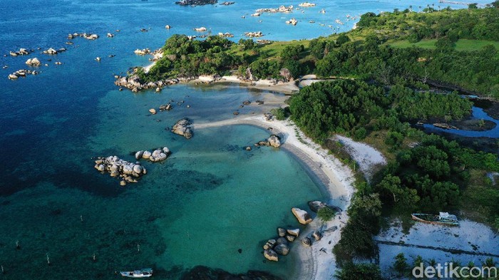 Rindu dengan suasana indah pantai di film laskar pelangi? Yuks, saat berkunjung ke Belitung, jangan lupa nostalgia ke Pantai Tanjung Tinggi. 

Tempat pariwisata pantai di Belitung memang banyak yang menawarkan keindahan alam.