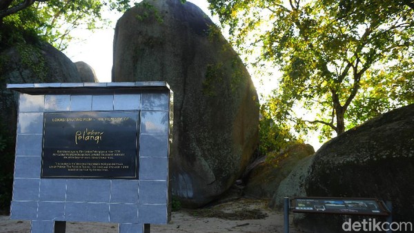 Negeri Laskar Pelangi ini memang memiliki segudang keindahan alam yang masih terawat dengan baik, salah satunya adalah Pantai Tanjung Tinggi yang sempat diabadikan dan dijadikan salah satu lokasi syuting film yang Laskar Pelangi yang hits pada tahun 2008 silam. Negeri Laskar Pelangi ini memang memiliki segudang keindahan alam yang masih terawat dengan baik, salah satunya adalah Pantai Tanjung Tinggi yang sempat diabadikan dan dijadikan salah satu lokasi syuting film yang Laskar Pelangi yang hits pada tahun 2008 silam.