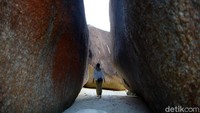 Kalau pengunjung yang berjalan ini sudah mirip seperti adegan di film Laskar Pelangi belum yaa?
