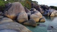 Ukuran granit mulai dari beberapa meter kubik hingga ratusan meter kubik lebih besar dari sebuah bangunan sebesar rumah, sehingga menjadi tempat wisata ungulan di Pulau Belitung.