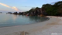Dahulu tempat ini adalah pelabuhan nelayan bagi desa terdekat Keciput atau Tanjung Tinggi. Di pantai ini tidak perlu khawatir dengan serangan ikan hiu, karena tidak pernah terjadi di Belitung. Satu-satunya yang kadang-kadang harus diwaspadai adalah ubur-ubur, khususnya yang besar.