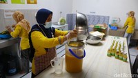 Bahkan, produksi dari Herawati meningkat 2 hingga 3 kali lipat setelah menjadi mitra UMKM binaan PT Timah. Awalnya ia membeli 5-10 kg jeruk kunci dari petani, sekarang dirinya bisa memesan 200 kg jeruk kunci ke petani.