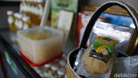Tak hanya sirup, Herawati juga terus berinovasi guna mengembangkan produk hasil olahan dari jeruk kunci lainnya, seperti manisan ini. PT Timah terus berkomitmen membantu pelaku usaha dan juga mitra binaannya sampai usaha tersebut naik kelas. Herawati kini sudah memiliki rumah produksi sendiri yang memang sudah diimpikan sejak lama.
