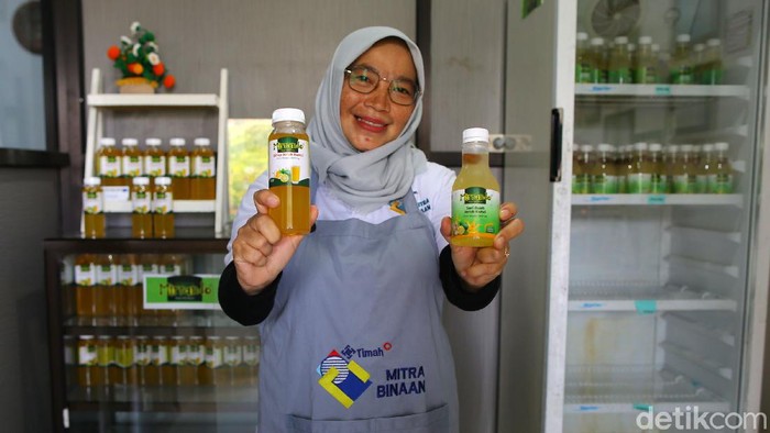 Jeruk kunci diolah oleh Herawati menjadi minuman segar dan berkhasiat. Minuman jeruk ini juga sudah sampe ke Korsel loh.

Ya, kesulitan dalam memulai sebuah usaha kerap dirasakan oleh beberapa pengusaha. Sama halnya dengan yang dialami oleh Herawati, seorang perempuan yang tinggal Kota Pangkal Pinang, Provinsi Bangka Belitung ini.