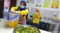 Tak hanya bantuan modal, produknya juga diikutkan berbagai pameran yang ada di Jakarta hingga Solo. Dari sinilah, usaha Herawati yang dimulai dari 0 mulai berkembang dan makin dikenal oleh khalayak luas.
