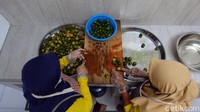 Makin lama, sirup jeruk kunci yang diproduksi oleh Herawati mulai terkenal. Ia pun mencoba untuk menjualnya di alun-alun dengan bermodalkan satu cooling box. Dari hasil penjualannya, ia belikan beberapa botol untuk produksinya hingga banner untuk mempromosikan produknya di alun-alun.