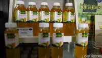 Omzet sebelum pandemi bisa Rp 30 juta per bulan, tapi selama pandemi ini turun jadi Rp 10 juta. Kalau produksi kita beli dari petani dengan harga Rp 4.000 per kilonya.