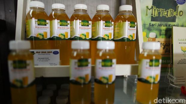 Jeruk kunci diolah oleh Herawati menjadi minuman segar dan berkhasiat. Minuman jeruk ini juga sudah sampe ke Korsel loh.Ya, kesulitan dalam memulai sebuah usaha kerap dirasakan oleh beberapa pengusaha. Sama halnya dengan yang dialami oleh Herawati, seorang perempuan yang tinggal Kota Pangkal Pinang, Provinsi Bangka Belitung ini.