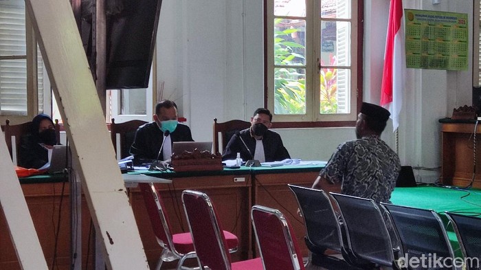 Panitia pembangunan masjid di atas lahan Nurdin Abdullah di Maros dihadirkan dalam sidang di Pengadilan Tipikor Makassar. (Hermawan/detikcom)