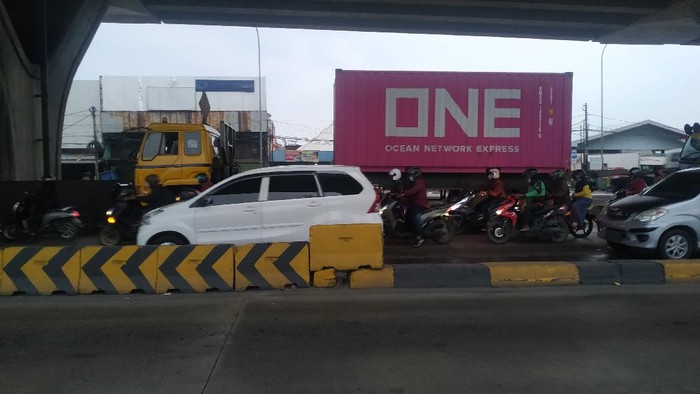 Pembatas di Jl Raya Cilincing, Jakarta Utara dicat ulang.