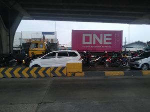 Pembatas Beton Dicat Ulang, Tak Ada Lagi Kecelakaan di Jl Raya Cilincing
