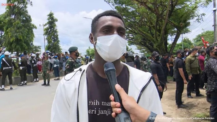 Pemuda Sorong Dapat Jaket dari Jokowi