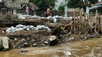 Penampakan Turap Jebol di Kramat Jati yang Ditutup Karung-Kayu