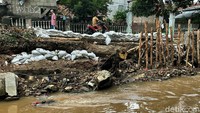 Diketahui, belum ada perbaikan permanen usai turap tersebut jebol. Perbaikan hanya ditangani ala kadarnya dengan ditutup tumpukan karung tanah dan kayu.