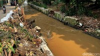 Perbaikan permanen akan dilakukan kemudian. Sementara ini, jebolan tanggul hanya ditutup karung tanah.