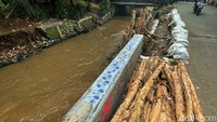 Selain karena jebolan turap tanggul sudah ditahan dengan karung-karung dan kayu, permukaan air Kali Baru sedang tidak tinggi. Sehingga tak ada lagi air Kali Baru yang meluber menggenangi Jalan Raya Bogor, Jakarta Timur.
