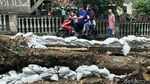 Penampakan Turap Jebol di Kramat Jati yang Ditutup Karung-Kayu