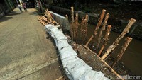 Begini penampakan turap yang Kali Baru yang jebol di Jalan Raya Condet, Kramat Jati, Jakarta.