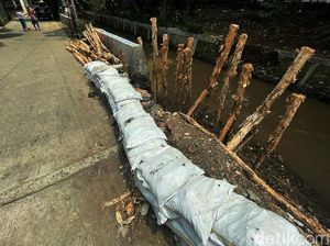 Penampakan Turap Jebol di Kramat Jati yang Ditutup Karung-Kayu