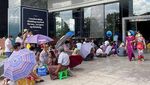 Nestapa Warga Myanmar Antre Mengular Berjam-jam di Depan ATM