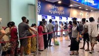 Bank-bank swasta juga membatasi jumlah uang yang dapat diambil. Bank CB di wilayah Delta Irrawaddy, misalnya, mengizinkan para pelanggan untuk menarik hanya 500 ribu Kyat (Rp 3,8 juta) dalam dua minggu. Foto: Dok. Reuters