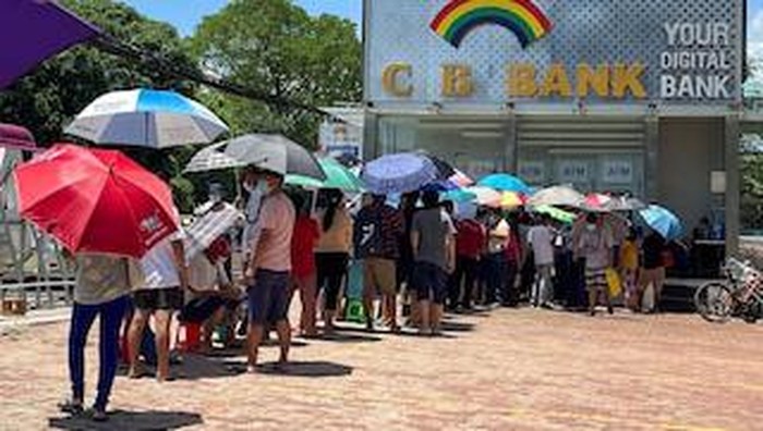 Penampakan Warga Myanmar Antre Berjam-jam di ATM