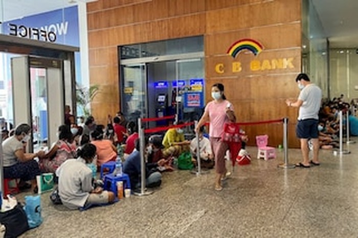 Penampakan Warga Myanmar Antre Berjam-jam di ATM