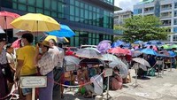 Antrean di luar bank Myanmar mengular sejak pukul empat pagi. Mereka rela menunggu bank buka pukul 9:30 demi mendapatkan uang tunai. Foto: Dok. Reuters