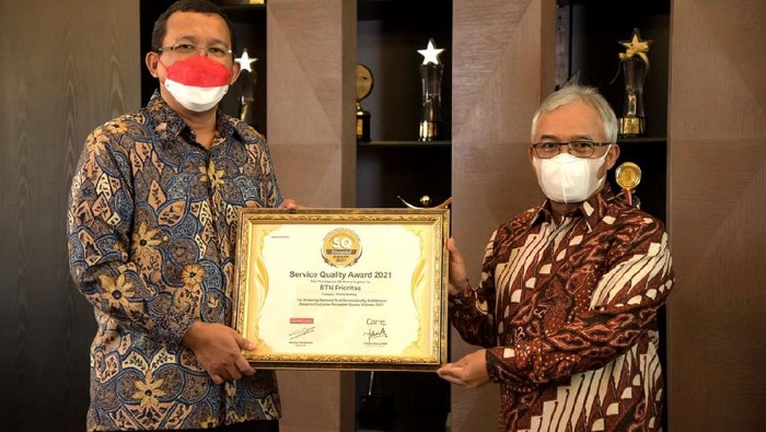 Direktur Utama PT Bank Tabungan Negara (Persero) Tbk Haru Koesmahargyo (kiri) dan Direktur Distribution & Retail Funding Bank BTN, Jasmin (kanan) menunjukkan piagam Penghargaan Best Priority Banking di ajang Service and Quality Award 2021 di Jakarta, Rabu (6/10). Penghargaan tersebut merupakan hasil dari kinerja positif layanan wealth management  Bank BTN melalui BTN Prioritas. Layanan BTN Prioritas unggul falM menghadirkan Priority Banking Manager dan Priority Banking Officer dan telah tersertifikasi untuk melayani nasabah prioritas.