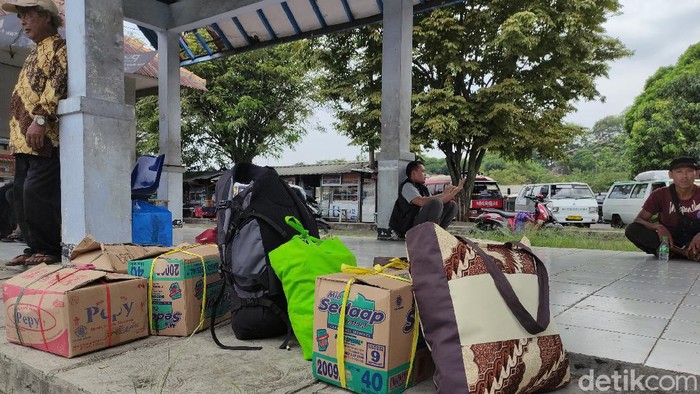 Penumpang terlantar gegara sopir elf di Cianjur mogok.
