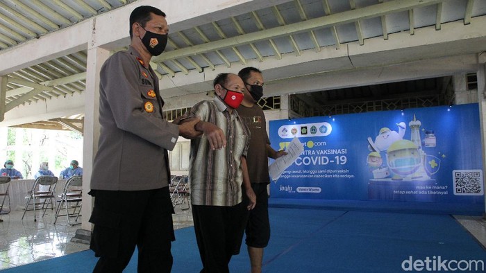 Program vaksinasi COVID-19 terus digencarkan di kawasan Gunungkidul, Yogyakarta. Para santri dan pelajar pun divaksinasi demi mempercepat herd immunity.