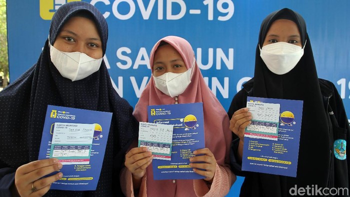 Program vaksinasi COVID-19 terus digencarkan di kawasan Gunungkidul, Yogyakarta. Para santri dan pelajar pun divaksinasi demi mempercepat herd immunity.