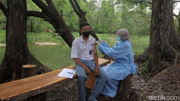 Program vaksinasi COVID-19 terus digencarkan di kawasan Gunungkidul, Yogyakarta. Para santri dan pelajar pun divaksinasi demi mempercepat herd immunity.