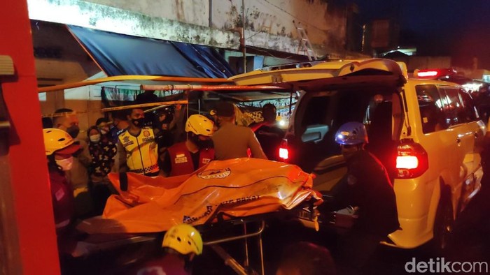 Petugas evakuasi jasad korban kebakaran di Ciamis.