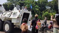 Sejumlah warga yang datang ke pameran alutsista TNI mengaku untuk menghibur keluarganya. (Foto: Nahda Rizki Utami)