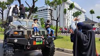 Warga juga antusias mengabadikan keseruan di sekitaran Istana Merdeka. (Foto: Nahda Rizki Utami)