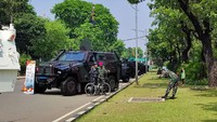 Tak hanya warga, sejumlah anggota TNI juga ikut berswafoto di sekitar lokasi pameran alutsista TNI. (Foto: Nahda Rizki Utami)