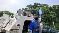 Sejumlah warga ke pameran alutsista TNI bersama anaknya. (Foto: Nahda Rizki Utami)