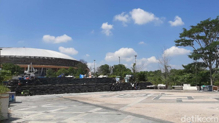 Stadion Utama Riau di Pekanbaru pernah menjadi tuan rumah Kualifikasi Piala Asia U-23 2013. Kini stadion berkapasitas 43 ribu penonton itu mati suri.