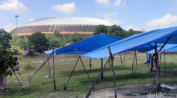 Stadion Utama Riau di Pekanbaru pernah menjadi tuan rumah Kualifikasi Piala Asia U-23 2013. Kini stadion berkapasitas 43 ribu penonton itu mati suri.