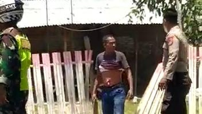 Seorang pria diduga mengalami gangguan jiwa mengamuk dan membacok warga di Kabupaten Bima, Nusa Tenggara Barat (NTB). Satu warga tewas di lokasi kejadian, sementara pelaku juga tewas dihakimi massa.