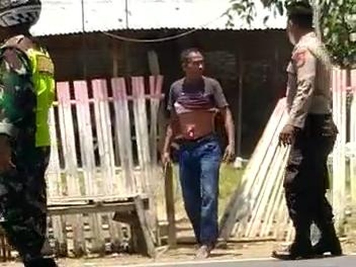 Seorang pria diduga mengalami gangguan jiwa mengamuk dan membacok warga di Kabupaten Bima, Nusa Tenggara Barat (NTB). Satu warga tewas di lokasi kejadian, sementara pelaku juga tewas dihakimi massa.