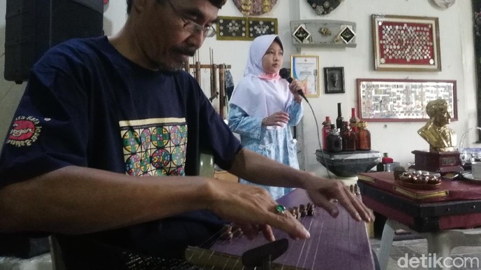 Pria Sumedang ajarkan pupuh kepada anak